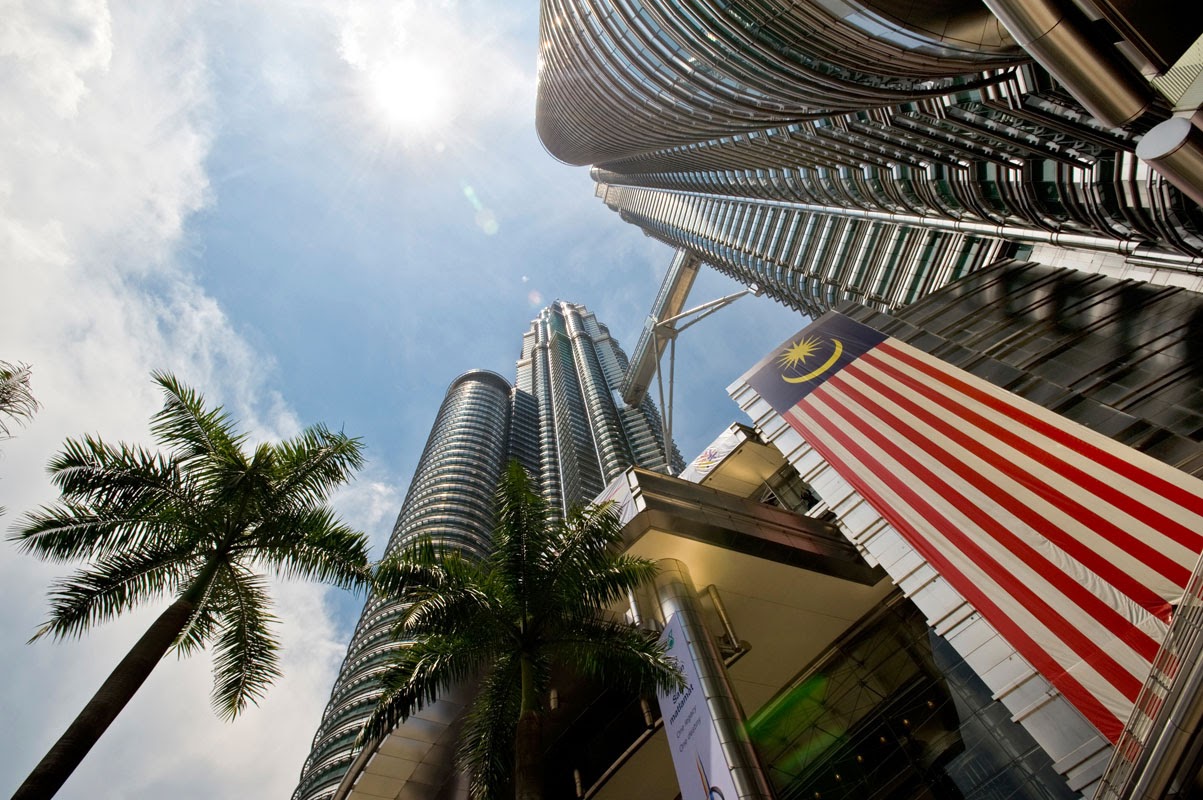 Malaysia - 002 - Kuala Lumpur - Petronas Towers Perspective.jpg